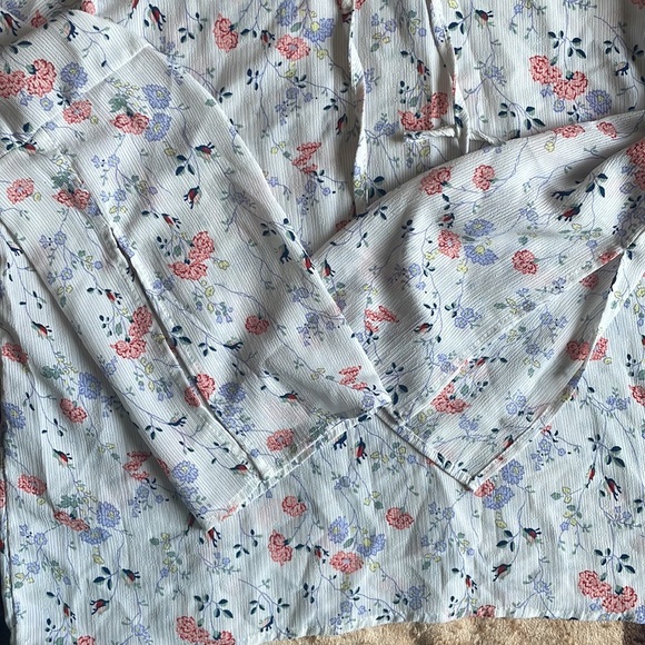 White top - Picture 2 of 4